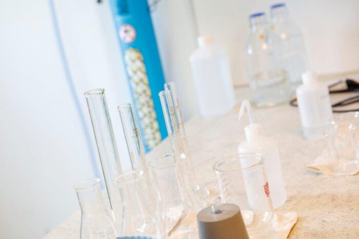 Laboratoriemiljö med bägare i glas