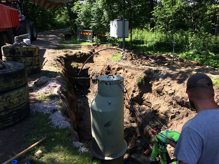 Grävning vid en ny pumpstation på Gurkanvägen i Hörby. En man i varselkläder står nere i gropen vid sladdar.